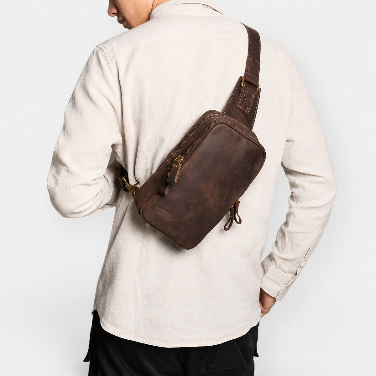 Finnegan Compact Leather Slingbag