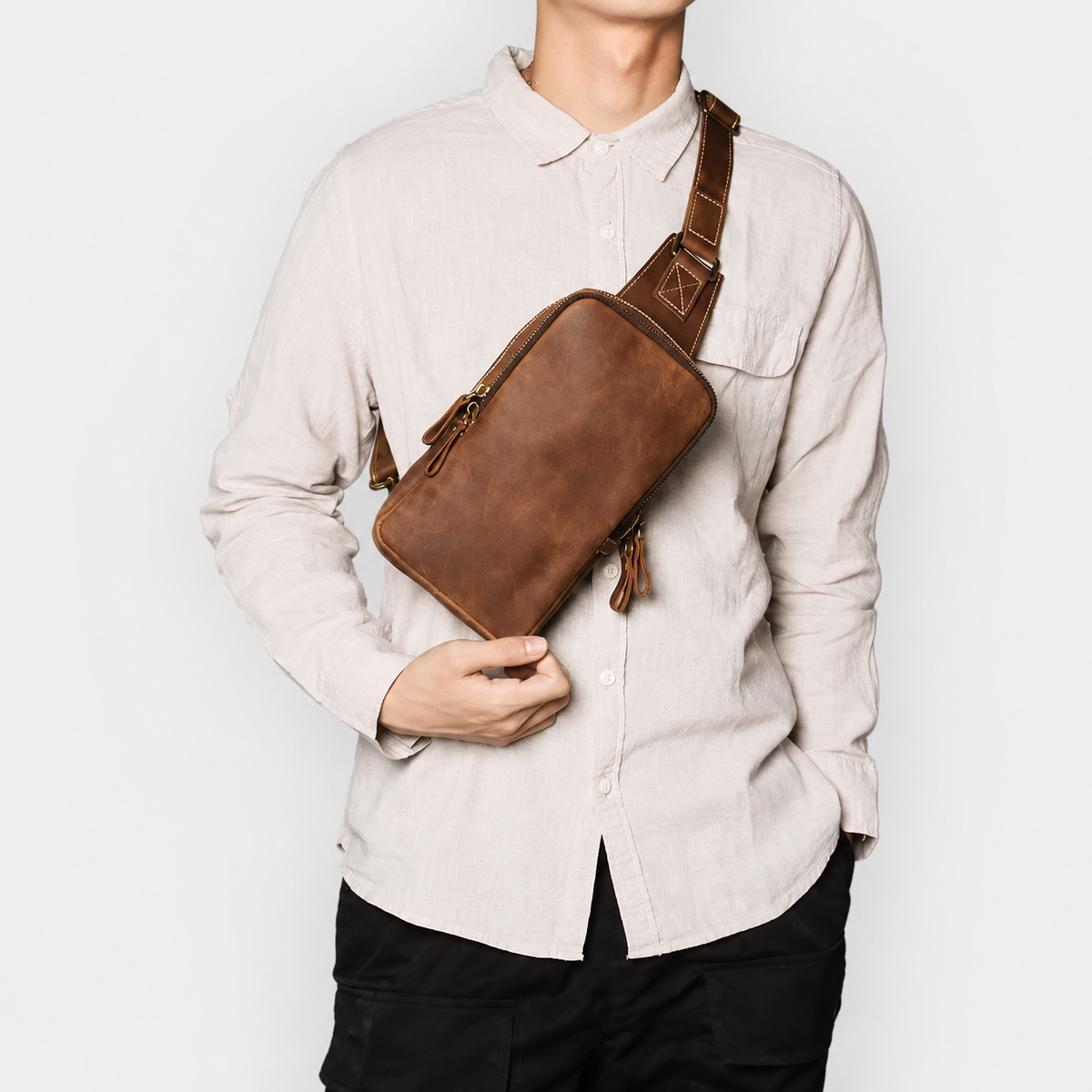 Finnegan Compact Leather Slingbag
